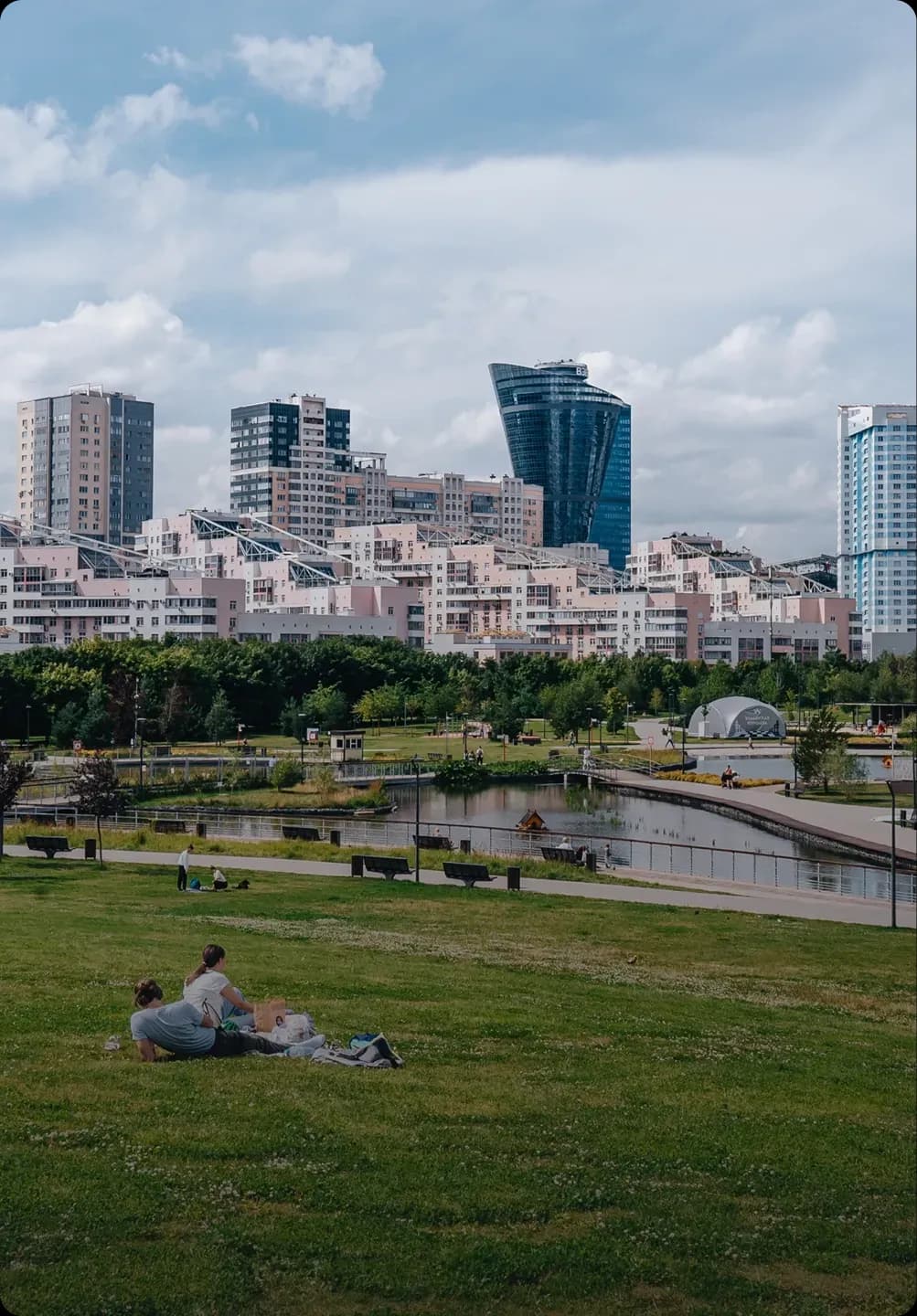 Панорамные виды
на парк «Ходынское поле».
Естественное освещение
и связь с природой каждый день